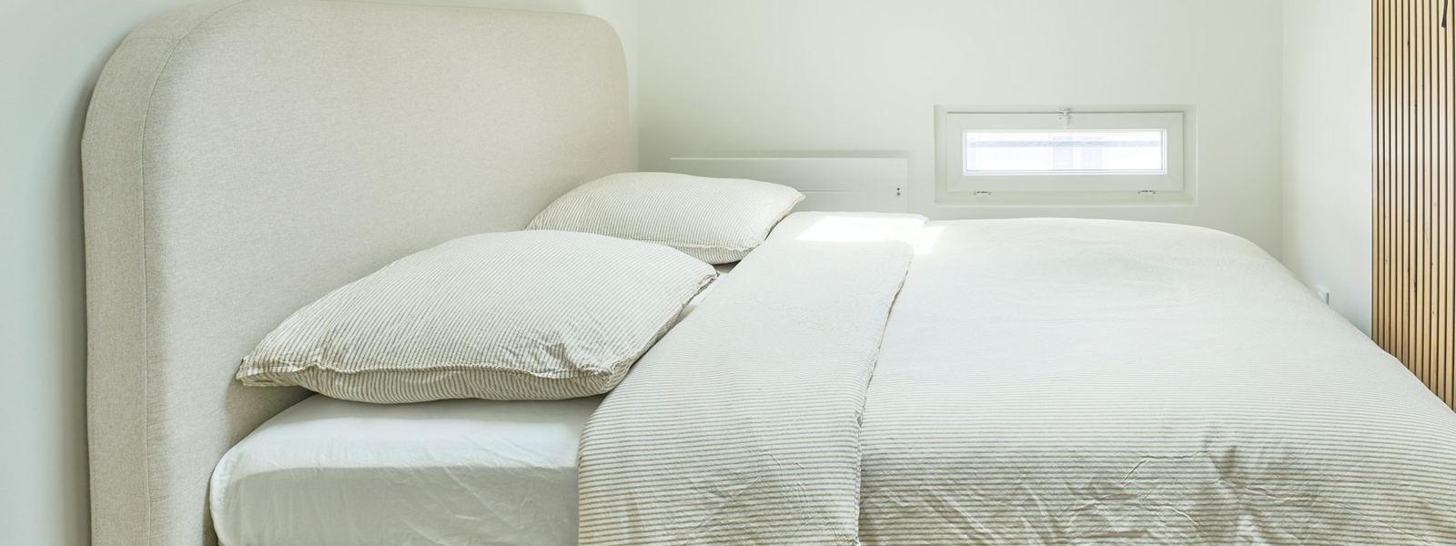 Appartement Airbnb géré à distance par La co-hôte, Paris 11ᵉ : la chambre, lit fait, lumière du matin